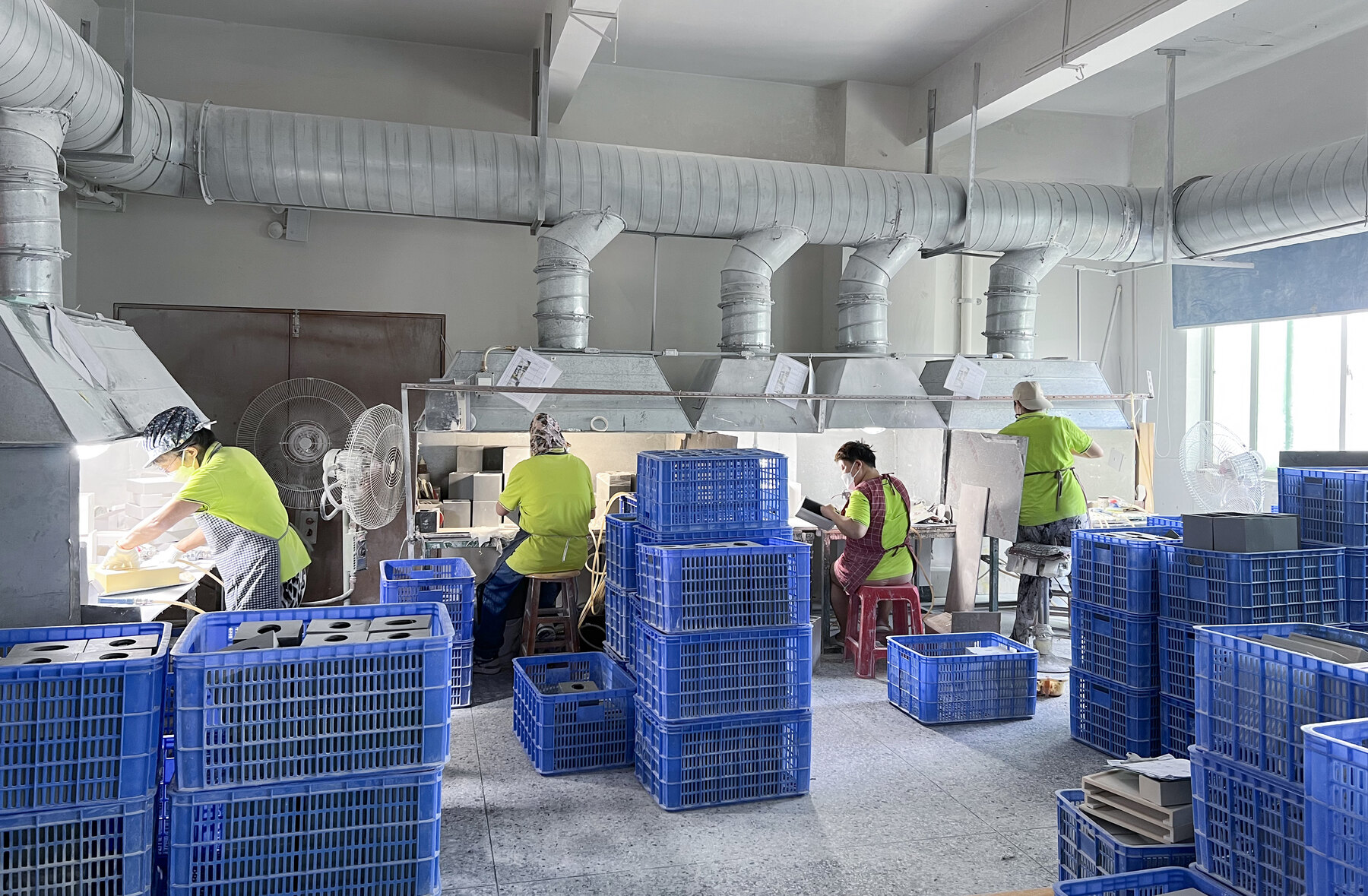 Surface finishing at the JY Craft factory